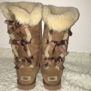 UGGS- light/medium brown tall bow tie